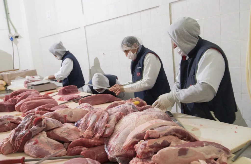 Procesos tecnológicos de control e inocuidad alimentaria implementados por La Cosmopolitana para garantizar calidad y competitividad.