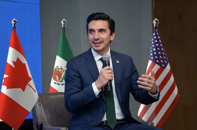 Alejandro Martínez Araiza durante una entrevista sobre las ventajas competitivas de México y la modernización del T-MEC.