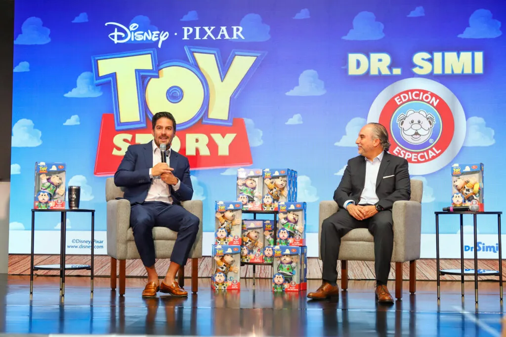 Víctor González Herrera forma alianza entre Dr. Simi y Toy Story.
