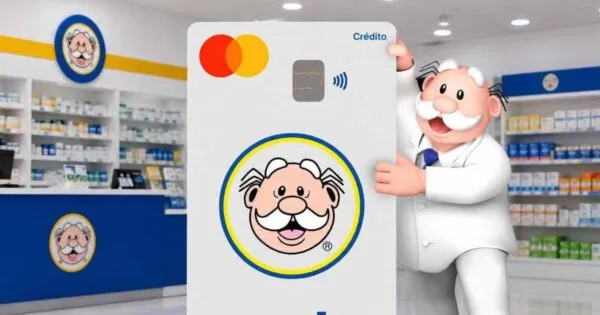 Víctor González Herrera estrena tarjeta de Farmacias Similares.