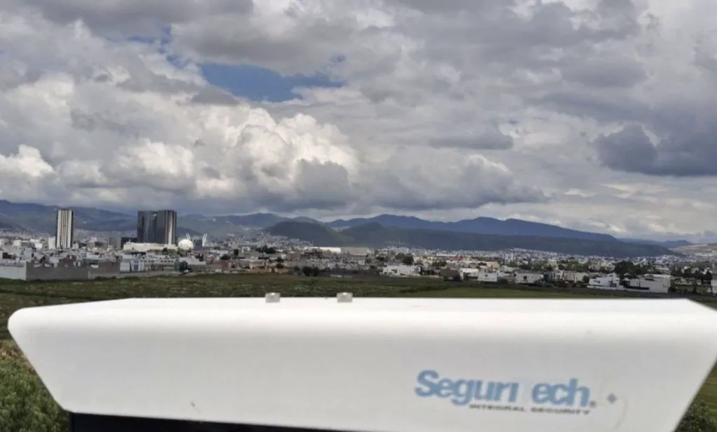 Seguritech integra centros de comando, analítica, videovigilancia y sistemas conectados para la gestión de seguridad urbana.