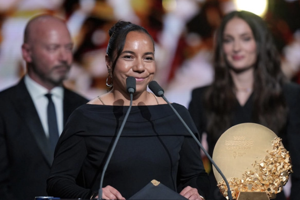 Charlyn Corral posa durante la ceremonia del Balón de Oro 2026, donde fue reconocida por su rendimiento goleador.