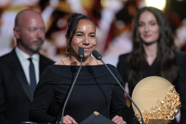 Charlyn Corral posa durante la ceremonia del Balón de Oro 2026, donde fue reconocida por su rendimiento goleador.
