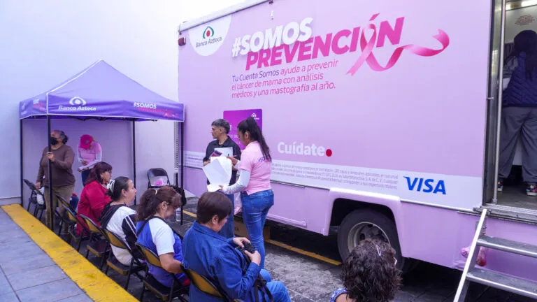 Cuenta SOMOS de Banco Azteca blinda la economía familiar femenina