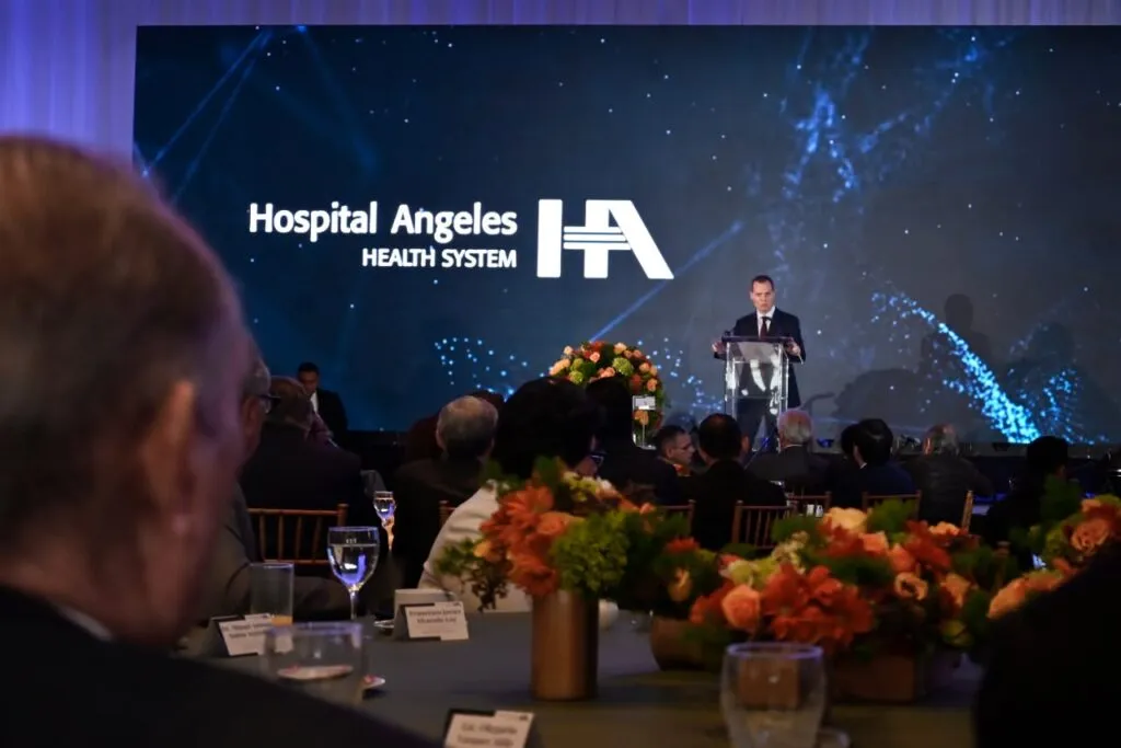 Olegario Vázquez destaca legado tecnológico de Hospital Angeles.