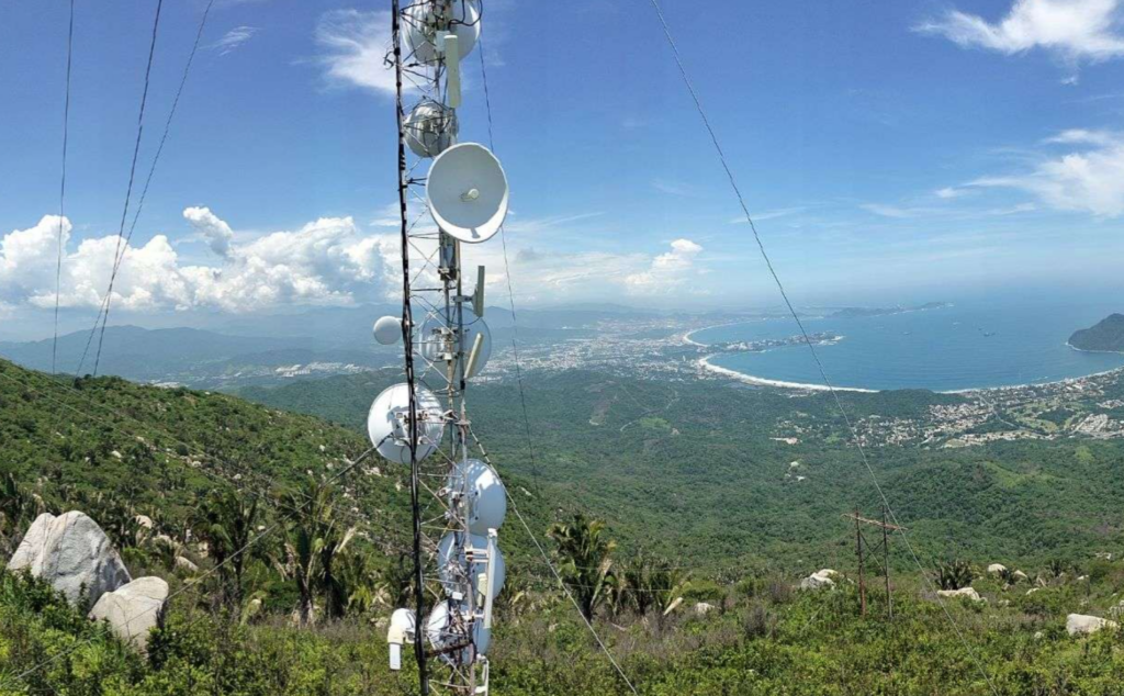 Sistemas de videovigilancia, IA y telecomunicaciones aplicados por Seguritech Privada al monitoreo de riesgos y la coordinación de emergencias.